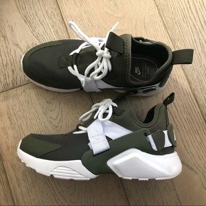 Nike Huarache City Low - Green/White - Like New